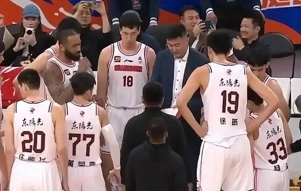 广东签约2米11中锋，CBA得分王引多队争抢，北控后卫转型教练