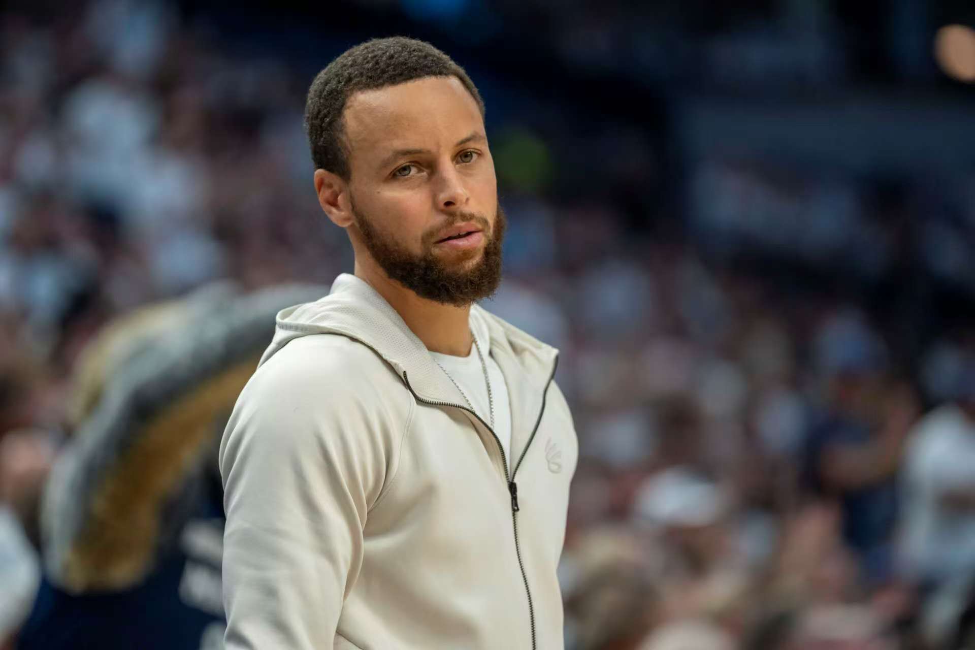 NBA：雷霆豪掷8.22亿，库里回应退役，快船新签约，榜眼重回奇才