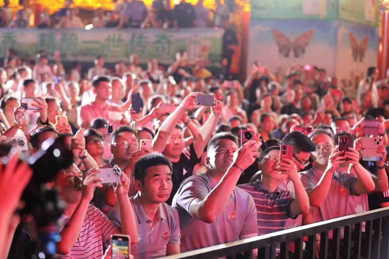 现场为球迷签赠篮球，赠送篮球宝贝“劳拉”｜ 著名篮球明星朱芳雨登村晚舞台互动体验松桃民族文化