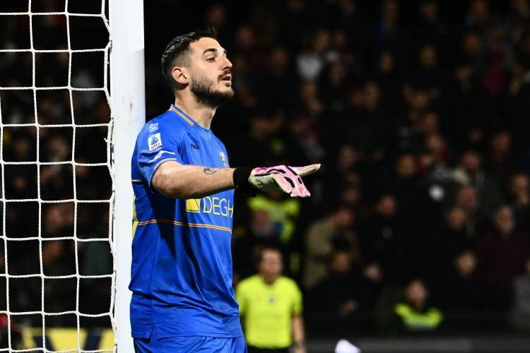 斯基拉:那不勒斯、罗马、都灵有意莱切门将法尔科内