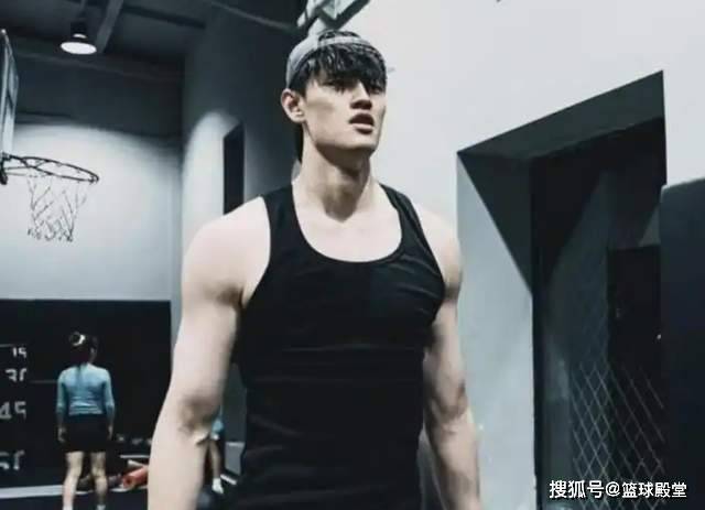 篮网仅剩一个双向合同!曾凡博留队难度增加,回CBA也不是不行!