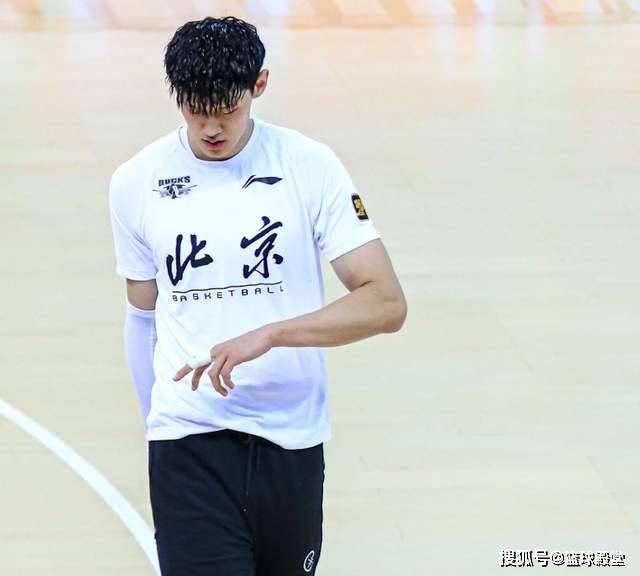 篮网仅剩一个双向合同!曾凡博留队难度增加,回CBA也不是不行!