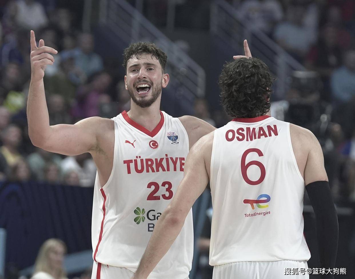 挥汗如雨!火箭队晒训练照:4位老将亮相,阿门缠斗范乔丹,谢泼德眼神专注