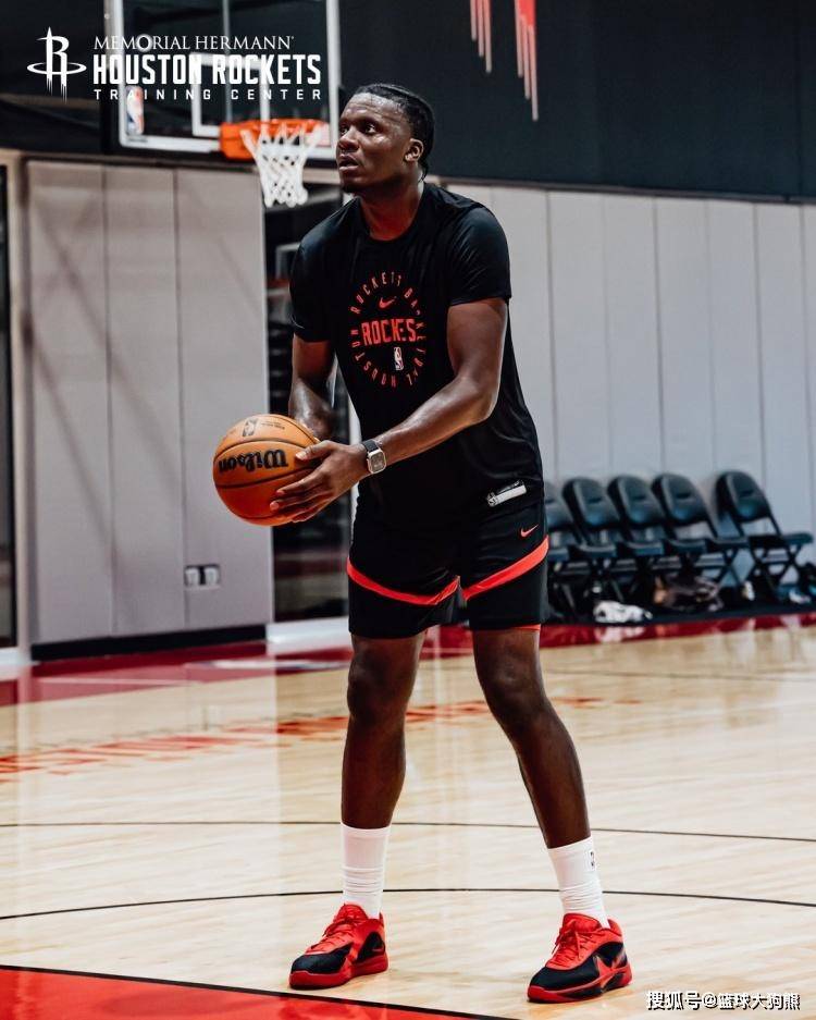 挥汗如雨!火箭队晒训练照:4位老将亮相,阿门缠斗范乔丹,谢泼德眼神专注