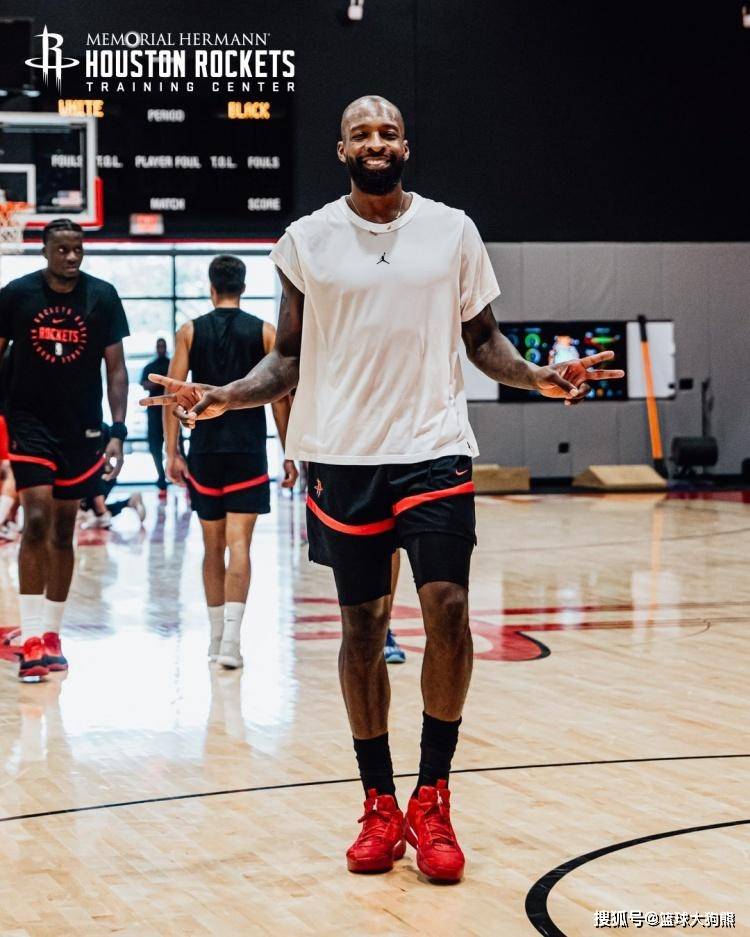 挥汗如雨!火箭队晒训练照:4位老将亮相,阿门缠斗范乔丹,谢泼德眼神专注