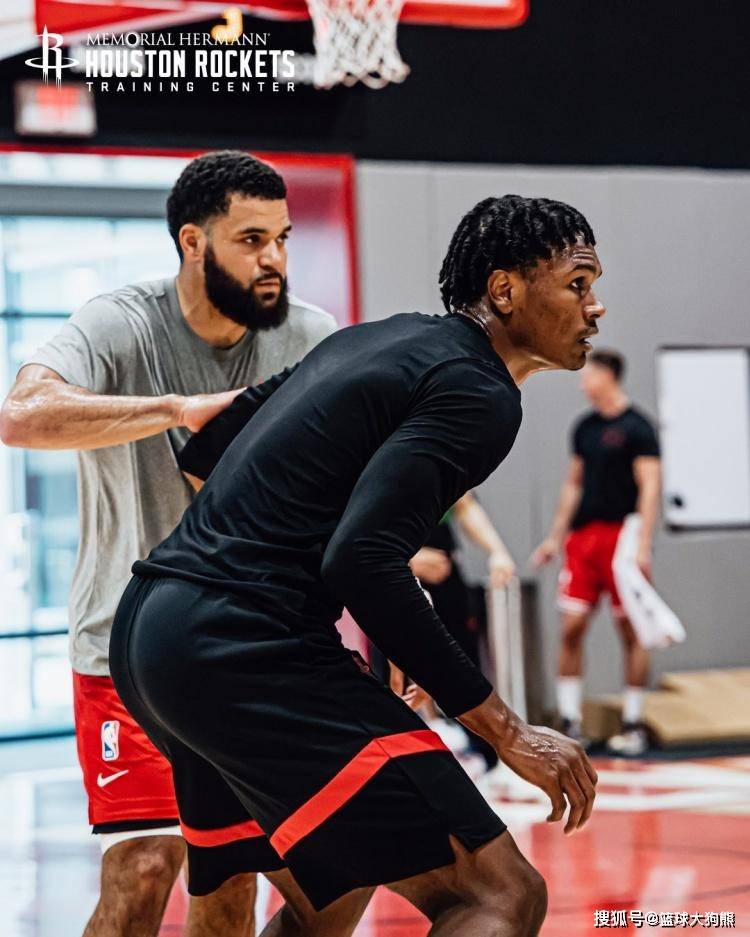 挥汗如雨!火箭队晒训练照:4位老将亮相,阿门缠斗范乔丹,谢泼德眼神专注