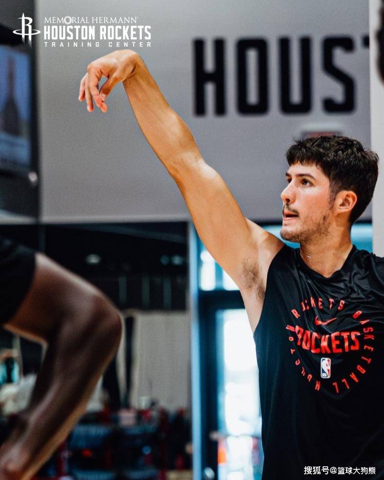 挥汗如雨!火箭队晒训练照:4位老将亮相,阿门缠斗范乔丹,谢泼德眼神专注