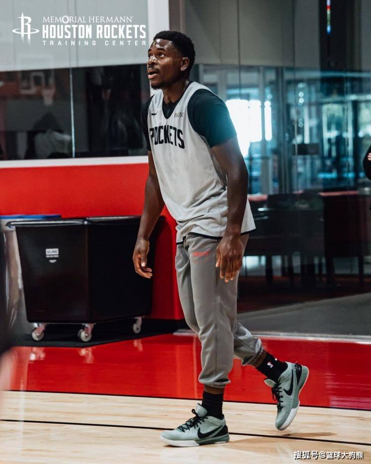 挥汗如雨!火箭队晒训练照:4位老将亮相,阿门缠斗范乔丹,谢泼德眼神专注