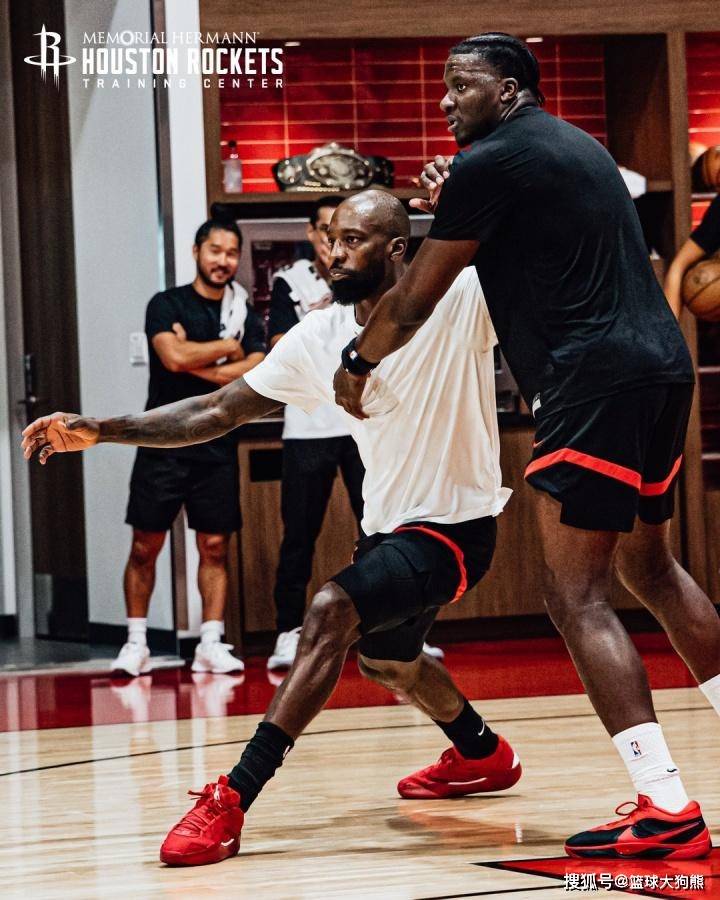 挥汗如雨!火箭队晒训练照:4位老将亮相,阿门缠斗范乔丹,谢泼德眼神专注