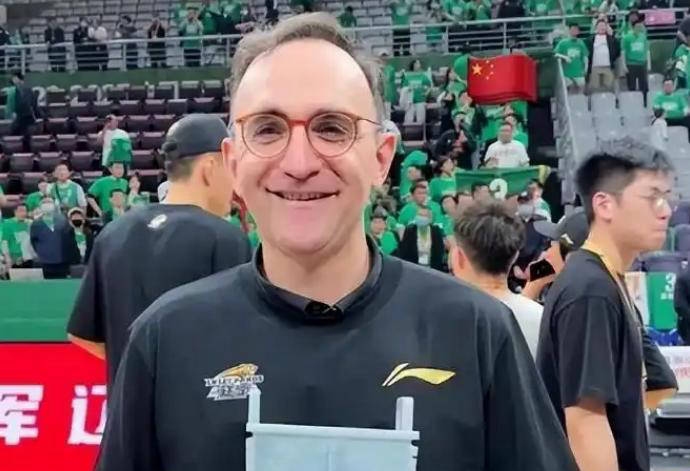 乌戈宣布加盟NBA球队,签约克利夫兰骑士,杨鸣感慕