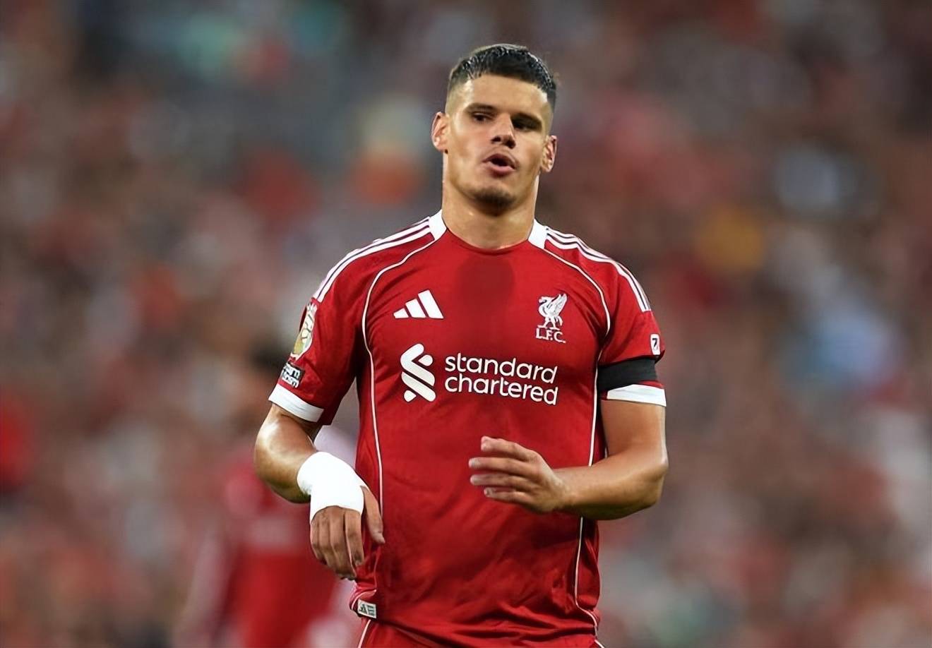 食之无味弃之可惜！26岁荷兰巨星成利物浦软肋，斯洛特该如何抉择