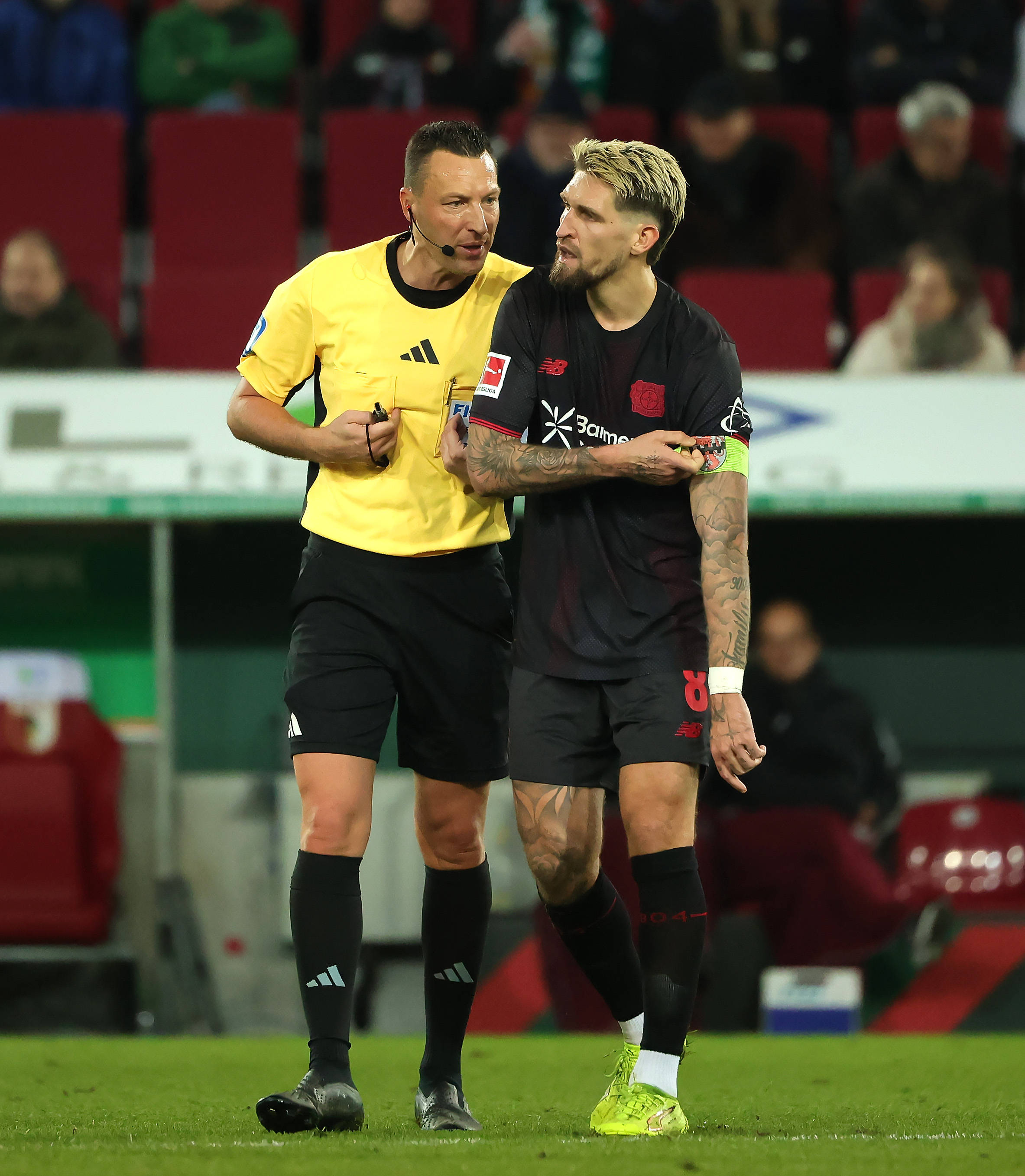 （体育）足球——德甲：奥格斯堡胜勒沃库森