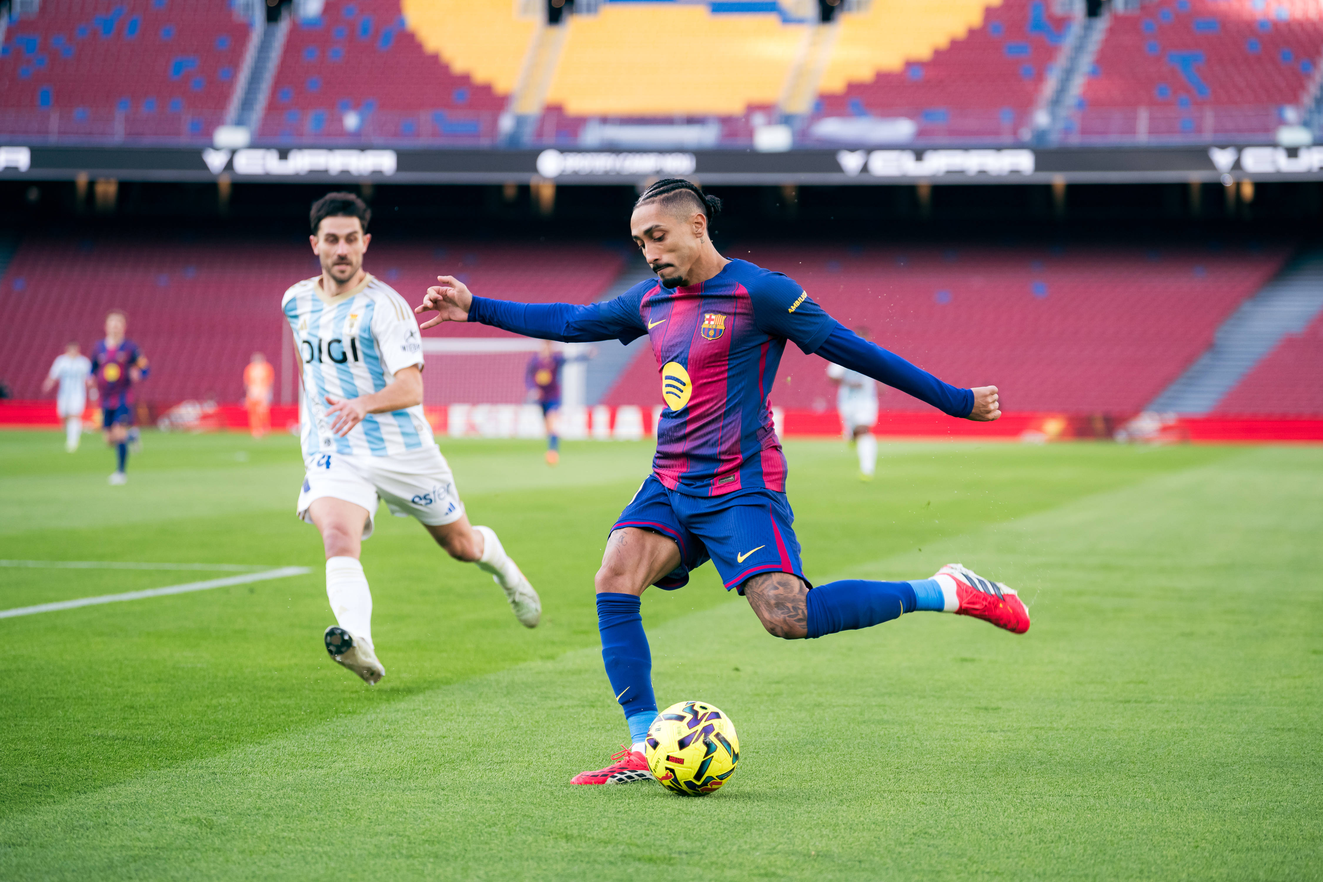 （体育）足球——西甲：巴塞罗那胜皇家奥维耶多