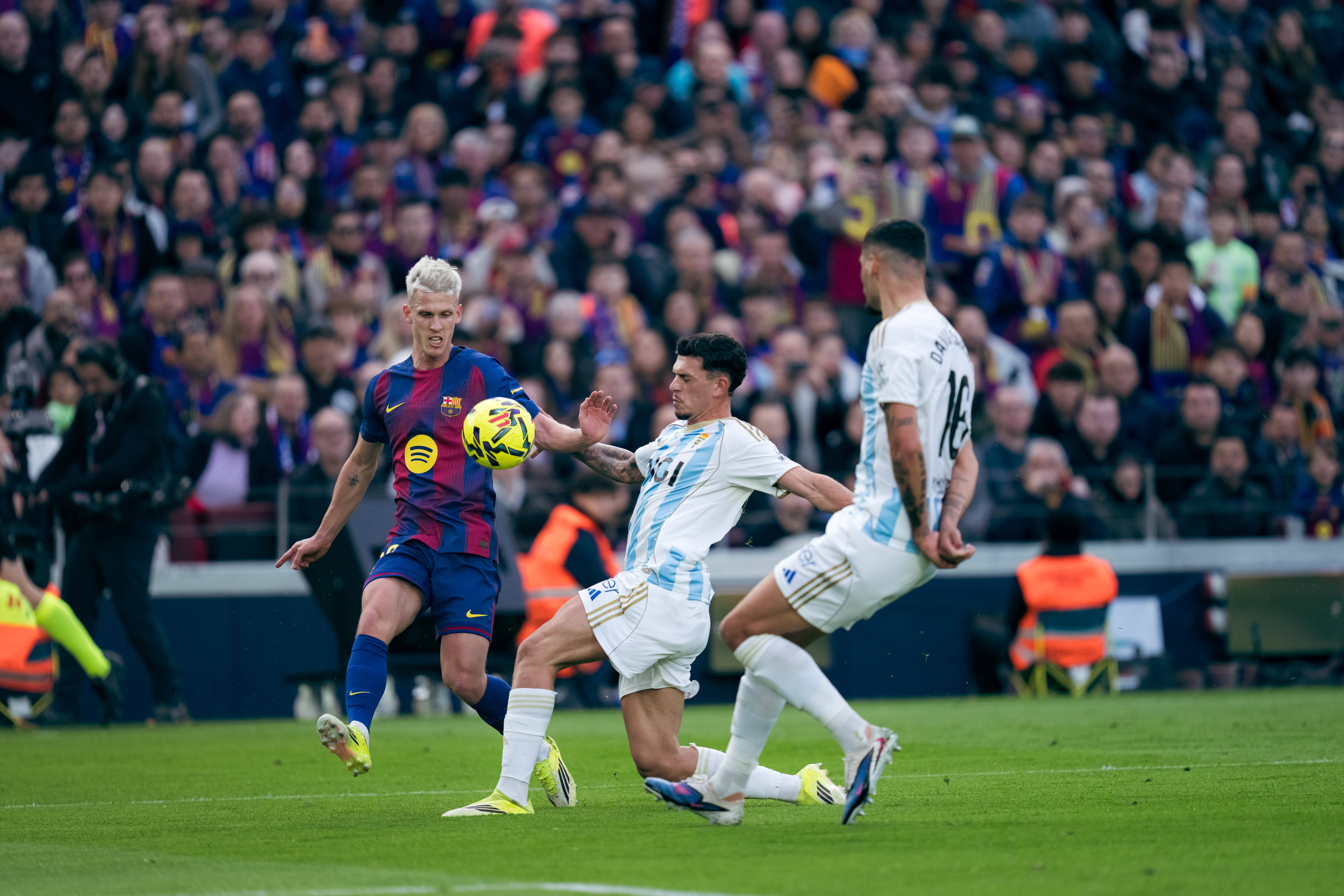 （体育）足球——西甲：巴塞罗那胜皇家奥维耶多